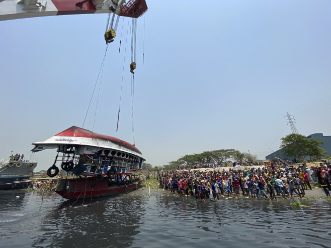 Bangladesh Ferry Capsize <YONHAP NO-3457> (AP)