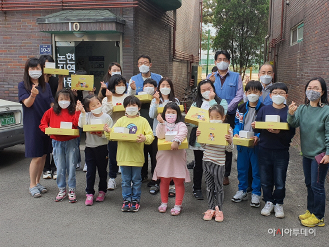 (사진) 논현지역아동센터 아동들에게 선물 전달