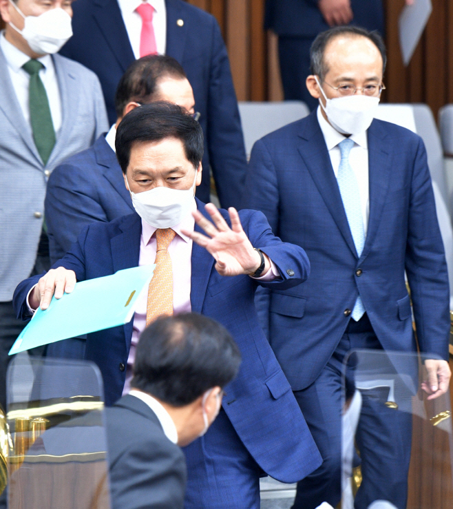 의원들과 인사하는 김기현 당 대표 권한대행<YONHAP NO-2177>