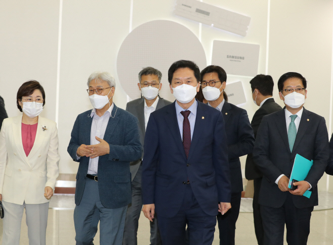 삼성전자 반도체 화성캠퍼스 방문한 국민의힘<YONHAP NO-3307>