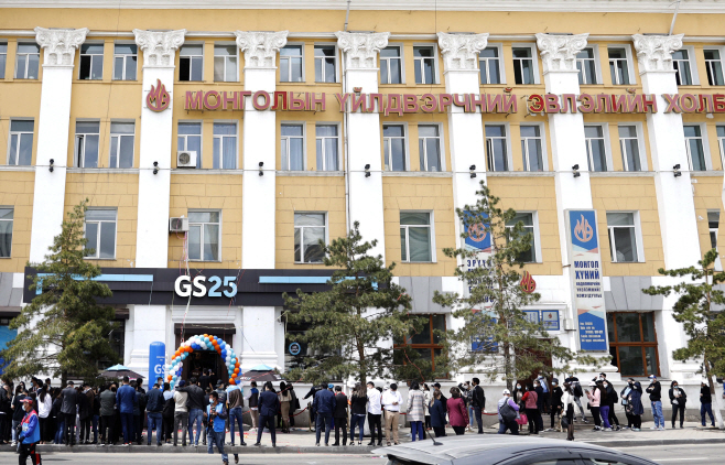몽골 현지 고객들이 GS25니스렐점 앞에서 줄을 서있다.