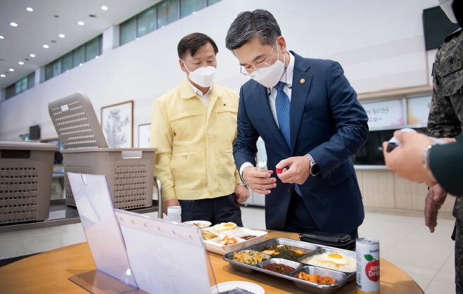 격리 장병용 급식 점검하는 서욱 국방부 장관