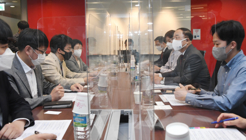 홍남기 부총리 청년 창업기업 현장방문