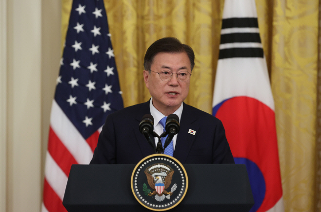공동기자회견 하는 문 대통령