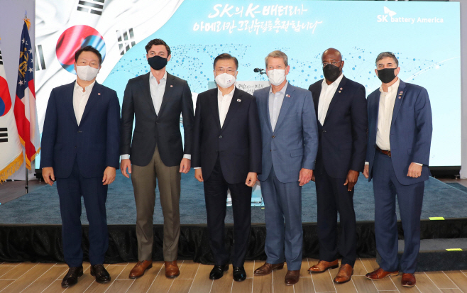 문 대통령, SK베터리 공장 관계자와 기념촬영