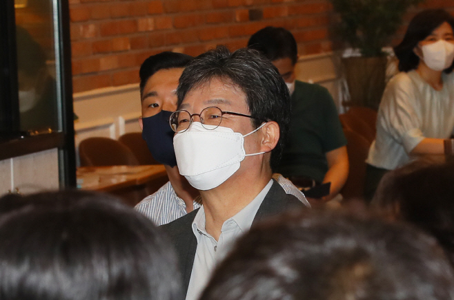 신인 당대표 출마자 토론 지켜보는 유승민<YONHAP NO-2165>