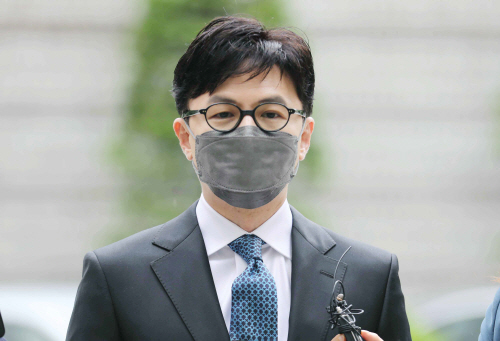 취재진 질문에 답하는 한동훈 검사장<YONHAP NO-4341>