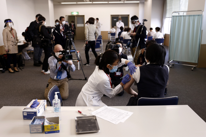 Virus Outbreak Japan Vaccine <YONHAP NO-2313> (AP)