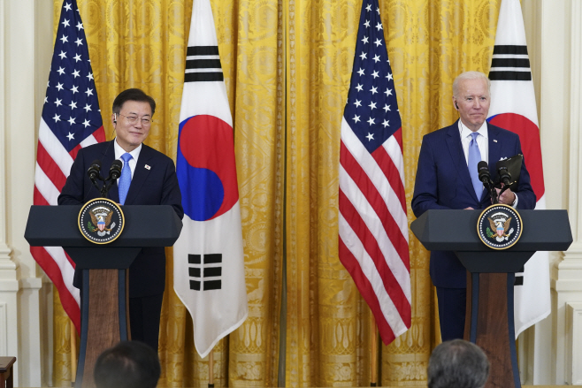 기자 질문에 답하는 문재인 대통령<YONHAP NO-1901>