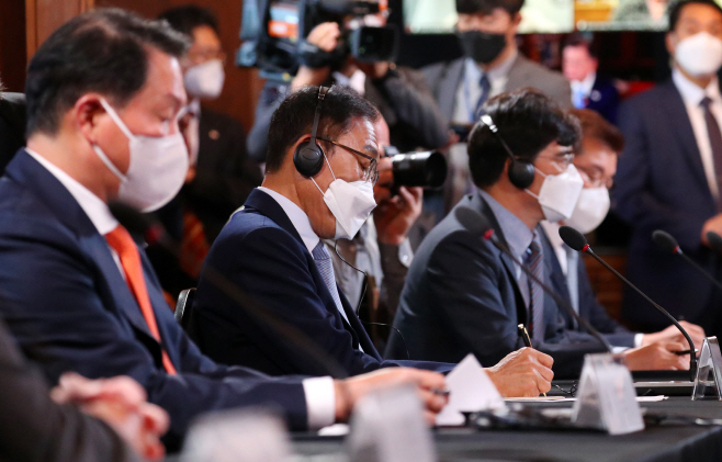 비즈니스 라운드 테이블 참석한 김기남 부회장<YONHAP NO-1608>