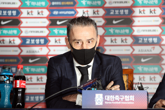 한일전 명단 발표 기자회견<YONHAP NO-2951>