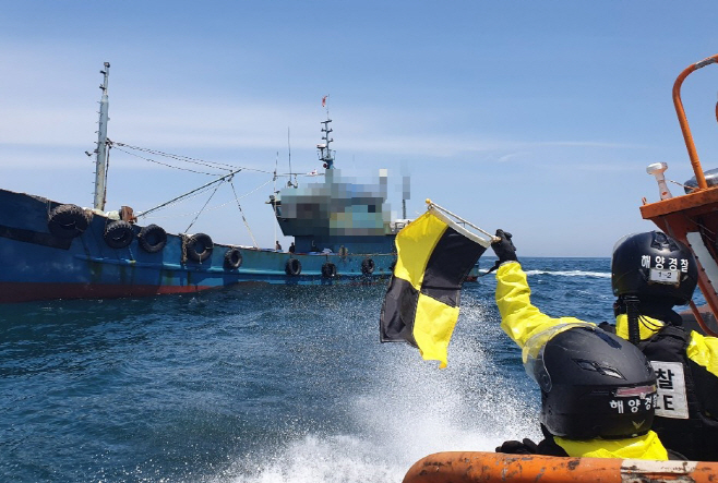 군산 해경, '조업일지 조작 의심' 중국어선 1척 나포