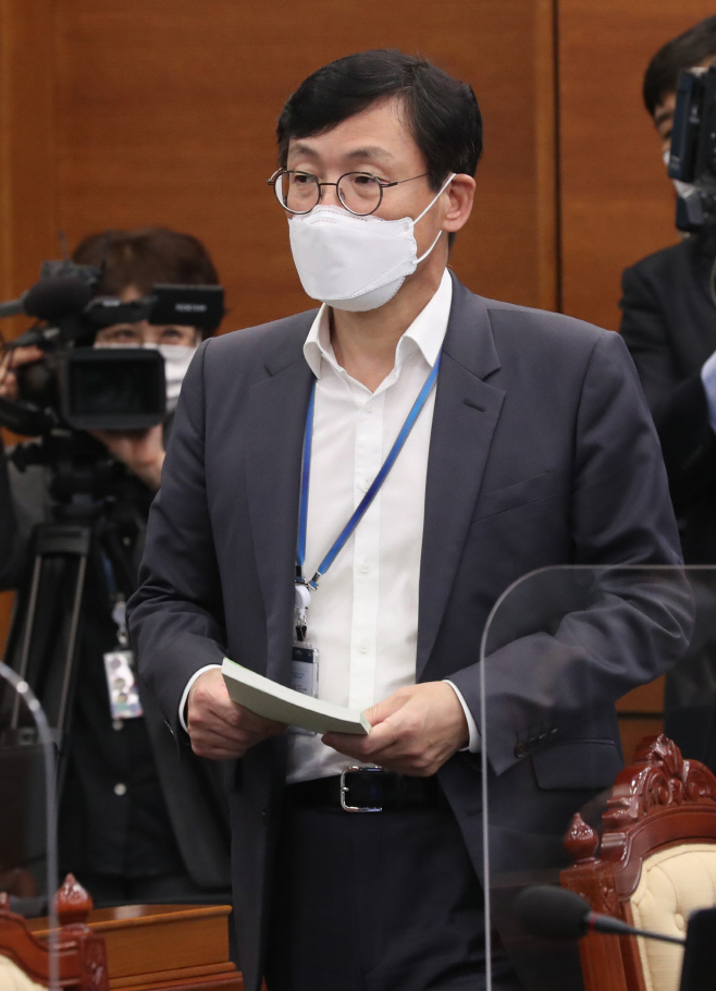 수보회의 참석하는 이호승 정책실장