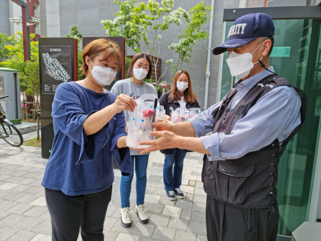 아파트 관리인에게 디퓨저를 전달하는 모습