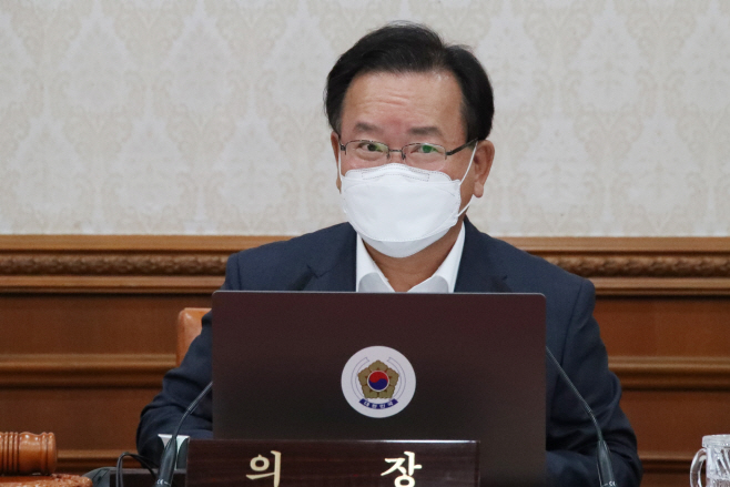 국무회의에서 발언하는 김부겸 총리