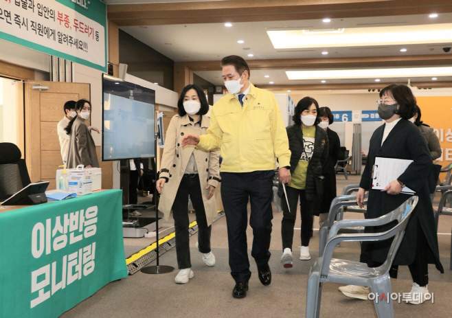 최대호 시장이 안양아트센터를 방문