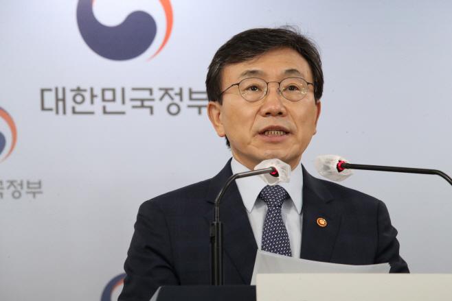 '백신접종 인센티브' 발표하는 권덕철 장관<YONHAP NO-2302>
