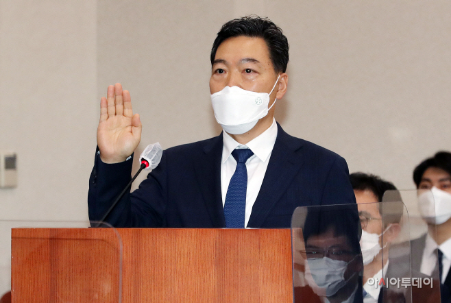 [포토] 김오수 검찰총장 후보자 인사청문회 선서