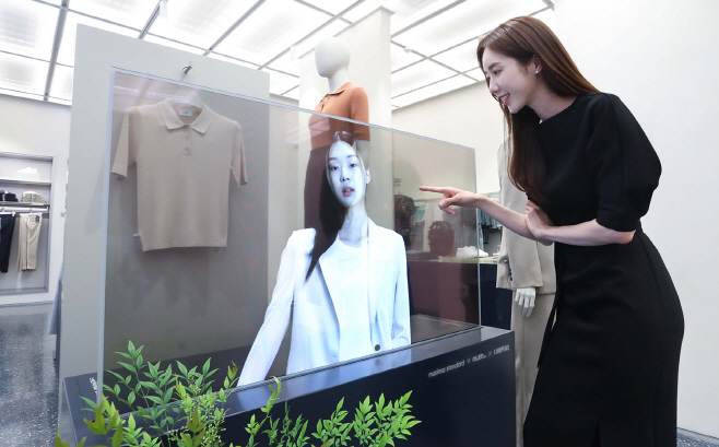 사진1_무신사 스탠다드 매장에 설치된 투명 OLED