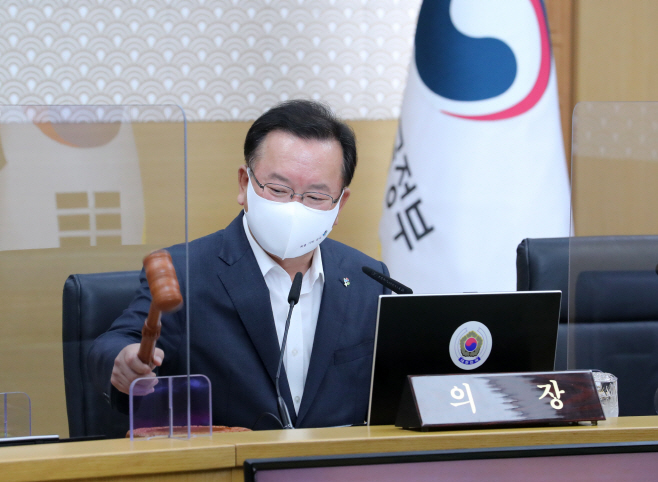 의사봉 두드리는 김부겸 총리
