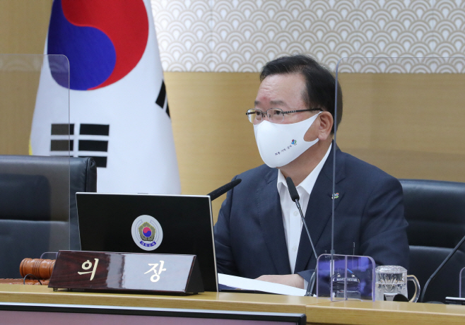 국무회의에서 발언하는 김부겸 총리