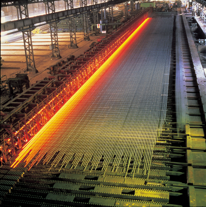 철근이 압연 과정을 거쳐 생산되는 모습