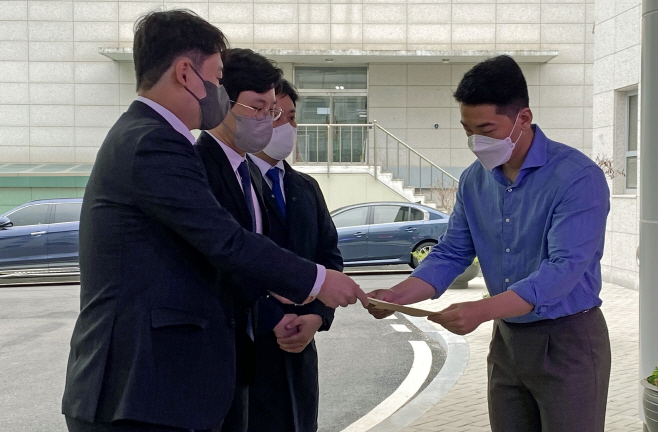 고소장 제출하는 공군 부사관 유족측 변호사