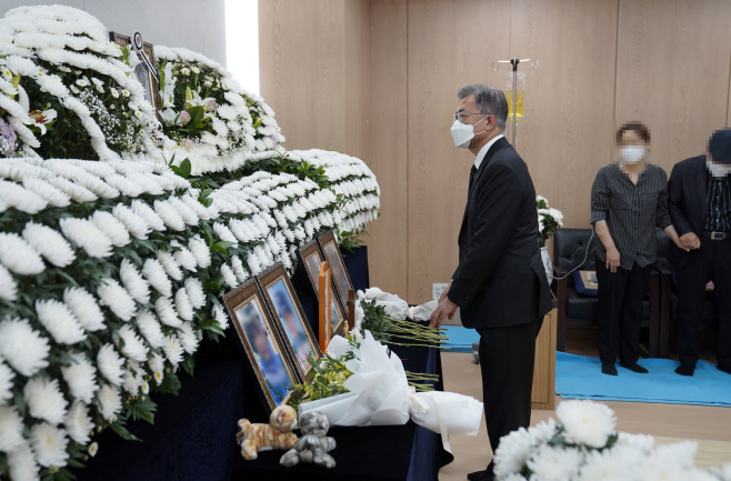 문 대통령, 공군 성추행 피해 부사관 추모소 조문