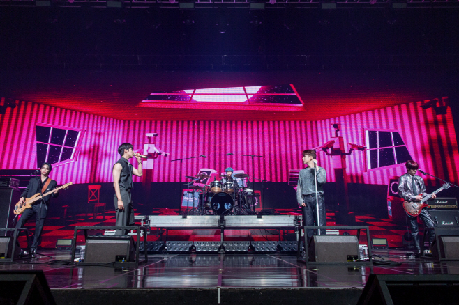 FNC_엔플라잉_단체_무대 (2)