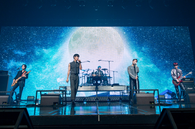 FNC_엔플라잉_단체_무대 (1)