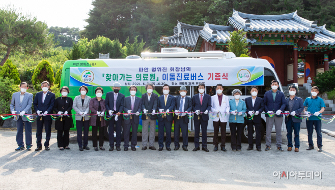 명위진 파안장학재단 이사장 고향에 진료버스 기증1 (1)