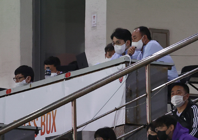 관중석에서 경기 지켜보는 김학범 감독<YONHAP NO-6079>