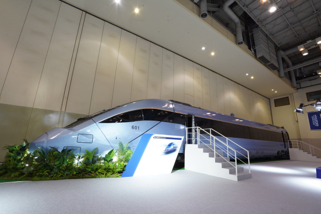 사진5_시속 320km급 동력분산식 고속전철 실물