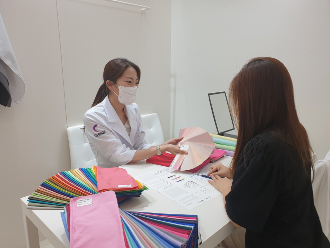 [롯데백화점] 컬러라이즈에서 퍼스널 컬러 컨설팅 하는 모습