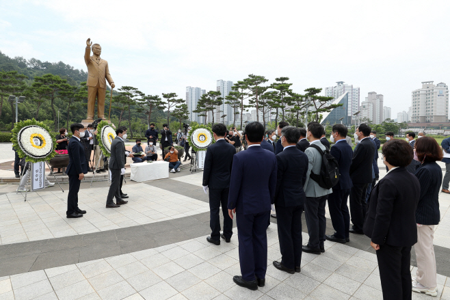 '김대중 동상' 참배하는 민주당 지도부