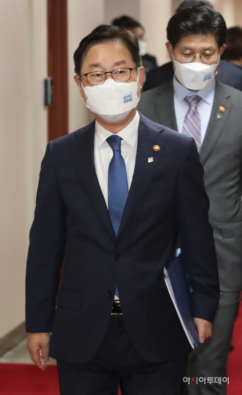 [포토] 국무회의장 들어서는 박범계 장관