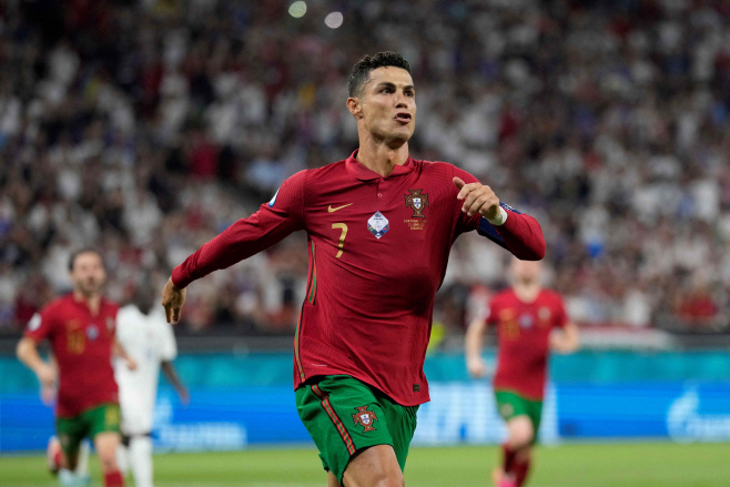 TOPSHOT-FBL-EURO-2020-2021-MATCH35-POR... > (AFP)