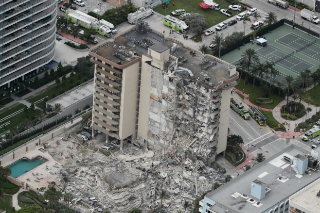 Building Collapse Miami <YONHAP NO-5850> (AP)