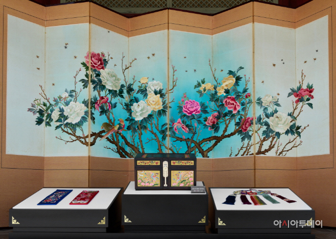 1. 온라인 VR 전시로 선보인 ‘후 환유 국빈세트 궁중 자수함’