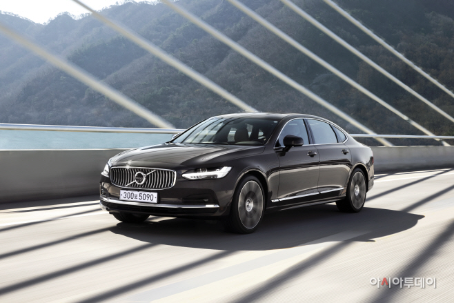 사진자료_볼보자동차 S90 B6 AWD 인스크립션 주행컷