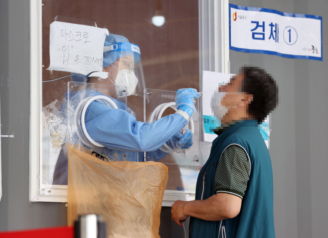 검체 채취하는 의료진<YONHAP NO-3056>