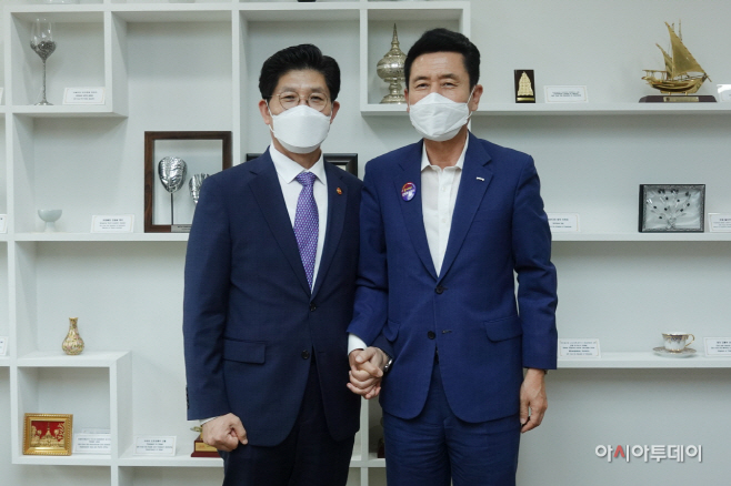 (왼쪽부터) 노형욱 국토부 장관, 이강덕 포항시장/제공=포항시