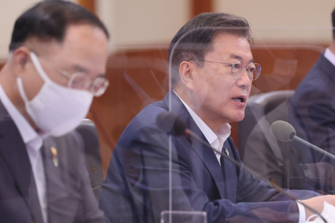 확대경제장관회의 주재하는 문 대통령