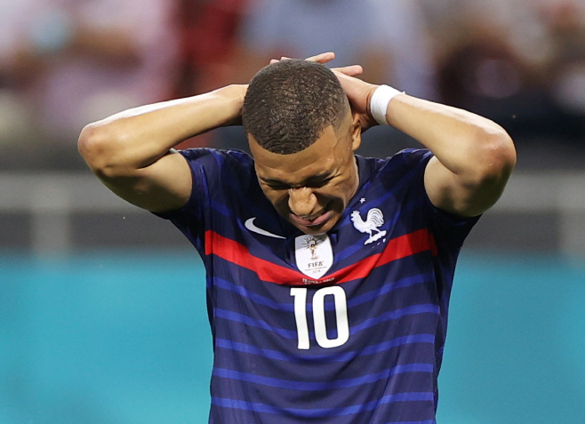 SOCCER-EURO-FRA-SWI/REPORT (Pool via REUTERS)