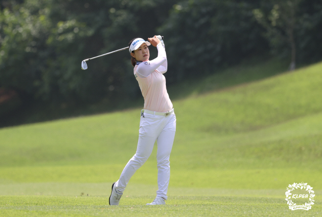 아이언 샷 하는 박민지<YONHAP NO-3998>
