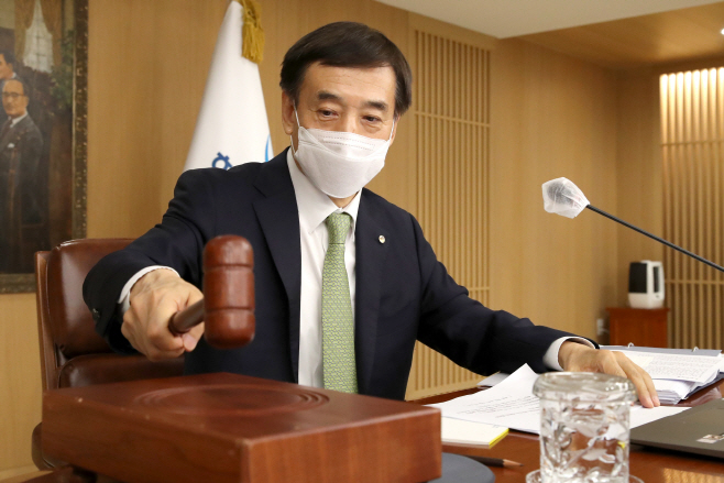 의사봉 두드리는 이주열 한국은행 총재<YONHAP NO-2492>