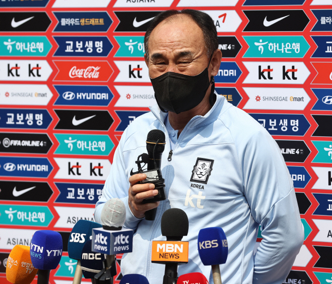 답변하는 김학범 올림픽대표팀 감독<YONHAP NO-2991>