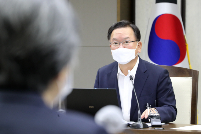 현안조정회의 주재하는 김부겸 총리