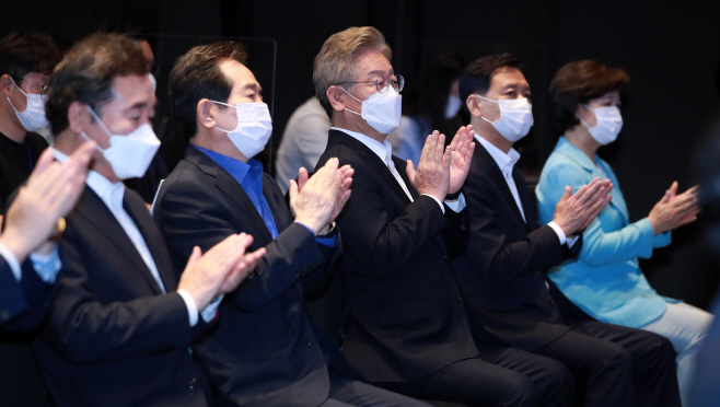 박수치는 민주당 대선 경선 후보들