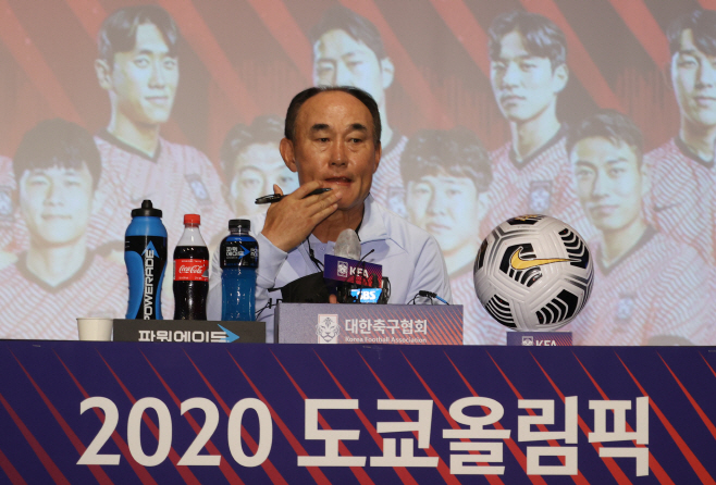 질문 듣는 김학범 감독<YONHAP NO-6018>